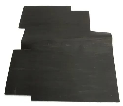Schwarze Geräuschisolationsplatte von Daikin, rechteckige Form, mit unregelmäßigen Kanten, auf weißem Hintergrund.